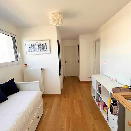 Beautiful New House Near And Train Station Ferienhaus